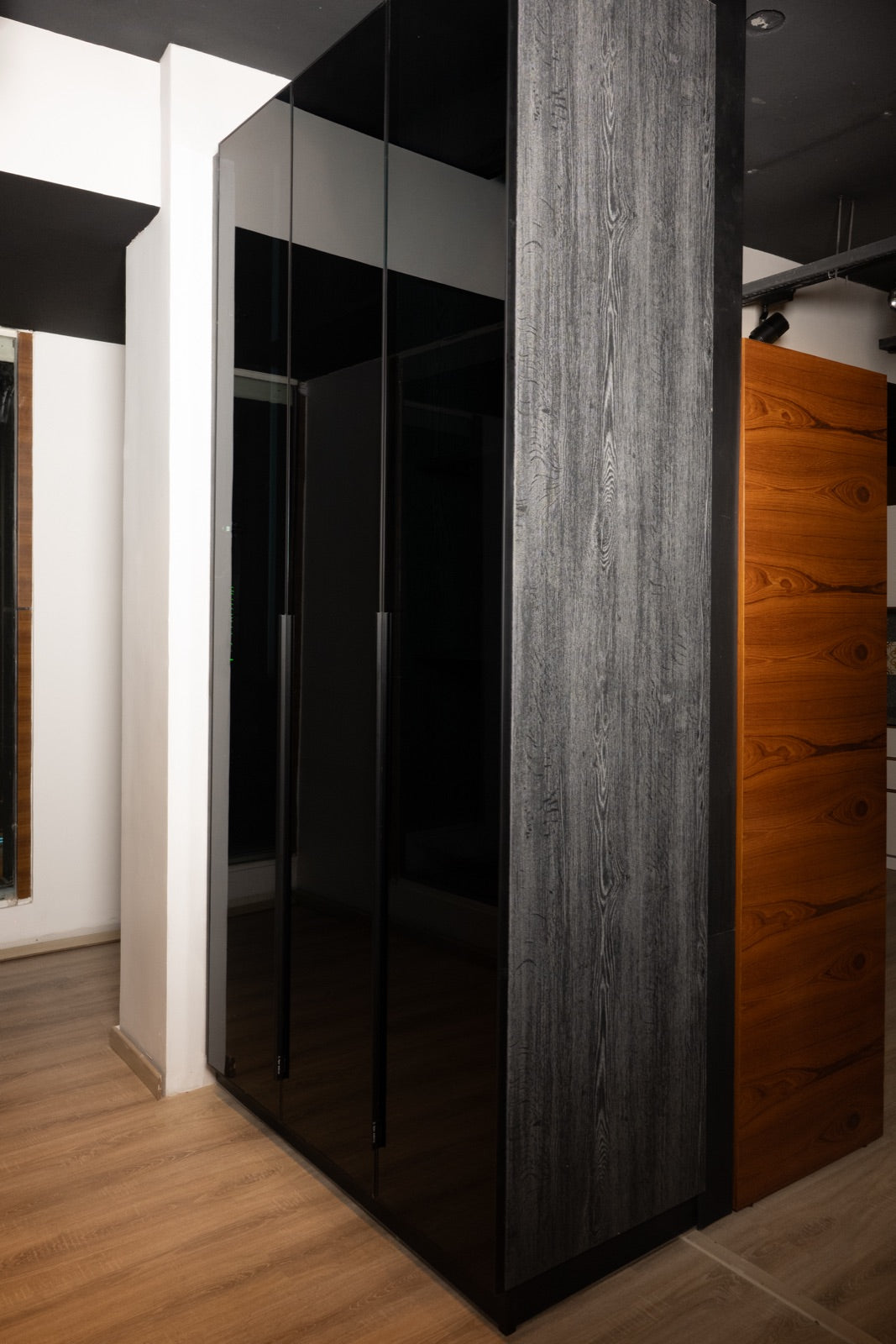 Black gloss · woodgrain panel wall