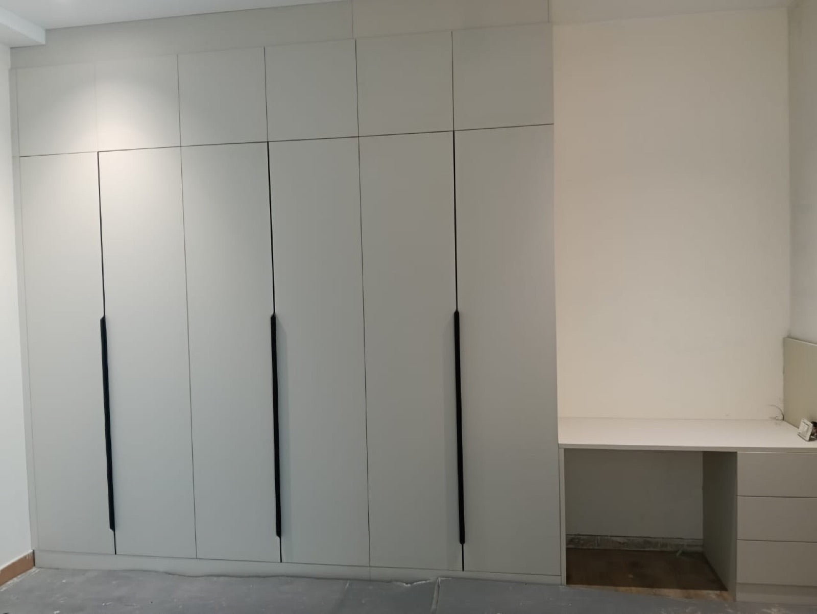 Wardrobe wall with built-in study desk · light grey finish