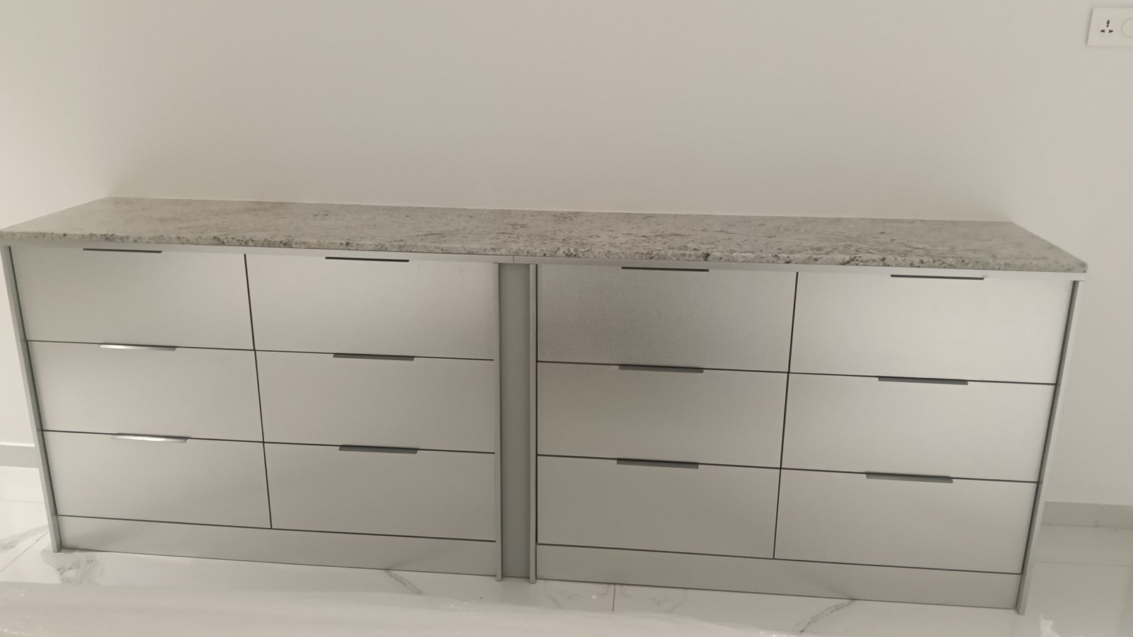 Floating dresser unit · mirror-finish fronts